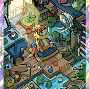 Könnte beinhalten: Eine Pokémon-Sammelkarte mit Buizel, einem orange-cremefarbenen, otterähnlichen Wesen, das auf einem blauen Kissen sitzt. Die Karte hat eine farbenfrohe Illustration eines Raumes mit Wasser und Pflanzen. Der Text enthält "Water Gun" und "HP 70".