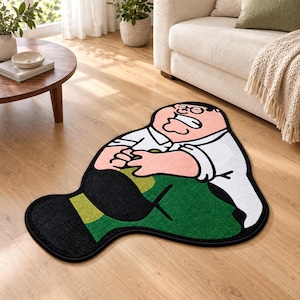 Könnte beinhalten: Ein geformter Teppich, der eine Zeichentrickfigur mit Brille, weißem Hemd und grüner Hose zeigt. Die Figur ist in sitzender Position mit gefalteten Händen dargestellt, schwarz umrandet, mit einer strukturierten Oberfläche und schwarzem Rand.