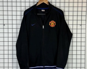 Sudadera Nike Manchester United negra estilo Blokecore con cremallera y chaqueta deportiva.
