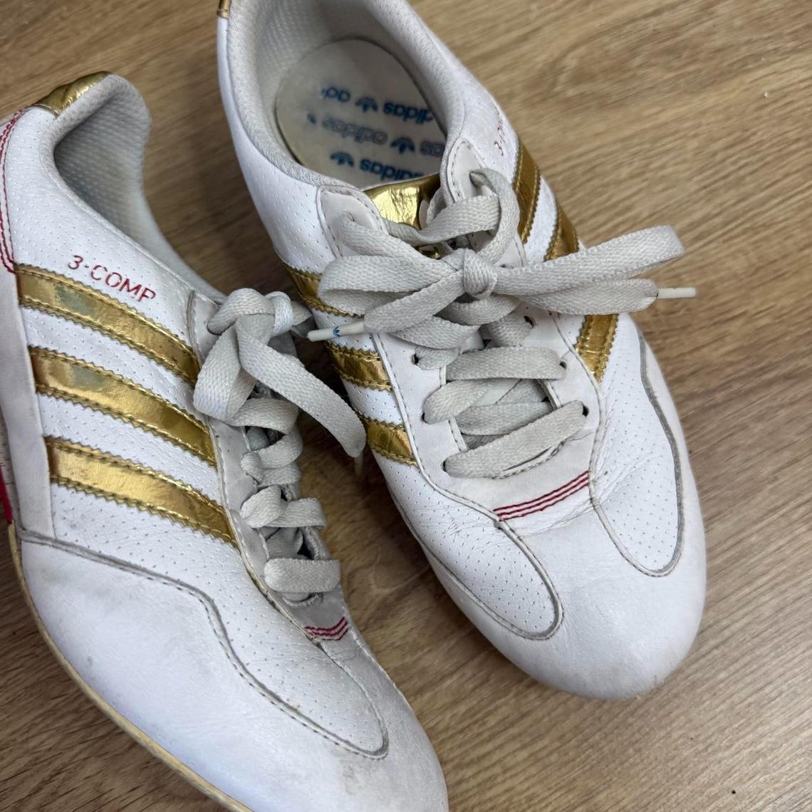 Adidas 3-COMP White Gold Low Profile Y2K Sneakers, foto 3 de 5
