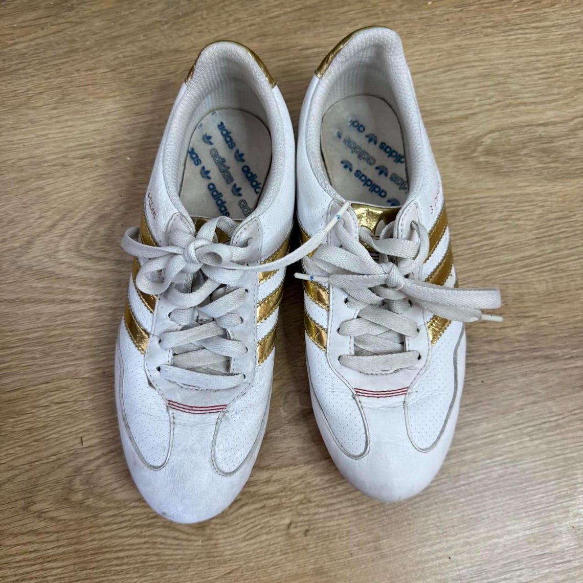 Adidas 3-COMP White Gold Low Profile Y2K Sneakers, foto 2 de 5