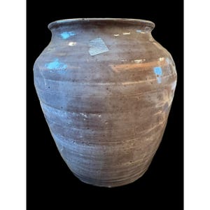 Può includere: Un set di tre tazze in ceramica con finitura opaca e macchiettata. Le tazze sono nei toni del crema, grigio chiaro e grigio scuro. Ogni tazza ha un design semplice e minimalista, perfetto per caffè o tè.