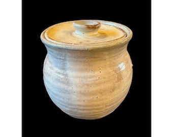 Rara jarra de cerámica vintage firmada con tapa. Hecha en Maine. ¡Nunca usada! Pieza única.