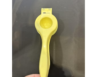 VTG Amco Manual Citrus Lemon Squeezer Juice Press EUC Yellow