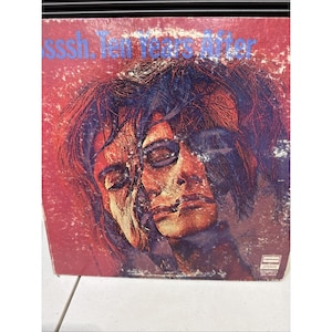 Puede incluir: Funda de álbum de vinilo vintage con el texto "sssh. Ten Years After" en azul. La portada presenta una imagen multicapa de un rostro en tonos rojos, marrones y azules. El álbum es del sello Deram.