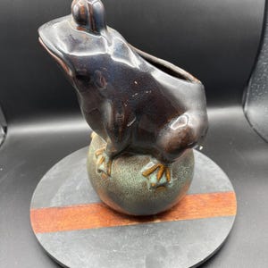 RZADKI Wazon HTF Żaba Doniczka Duża Otwarta Tył Na Kulce Szkliwiona Ceramika Chatka Babcia