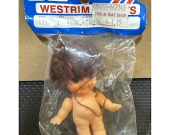 Boneca Kewpie vintage RARA de 4 1/2" em borracha, Westrim Crafts #9621, com braços e cabelo articulados.