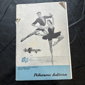 Puede incluir: Portada de programa de ballet vintage con una imagen en blanco y negro de bailarines de ballet. El texto incluye "The Playgoer" y "Philharmonic Auditorium". El programa es para el Ballet Theatre Alicia Alonso e Igor Youskevitch.