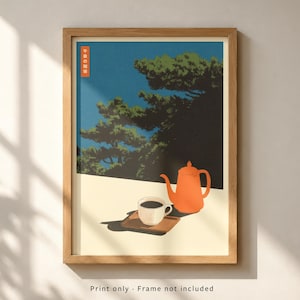 Könnte beinhalten: Ein gerahmter Kunstdruck mit einer grafischen Illustration einer weißen Kaffeetasse auf einem kleinen Holztablett neben einer orangefarbenen Teekanne. Die Szene zeigt dunkelgrüne Kiefern und einen blauen Himmel sowie den japanischen Text 午後の珈琲.