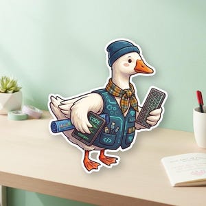 Może przedstawiać: Naklejka przedstawiająca kreskówkową gęś ubraną jako programista. Gęś ma na sobie niebieską czapkę, szalik w kratę i kamizelkę o tematyce technicznej. Trzyma klawiaturę i tablet z napisem "CODE". Zrolowany plan znajduje się w jej drugim skrzydle.