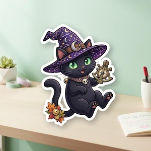 Puede incluir: Adhesivo de un gato negro con un sombrero de bruja morado con detalles de luna y estrella, sosteniendo una brújula. El gato tiene ojos verdes y un collar decorativo con una calavera. Hojas de otoño adornan la cola.