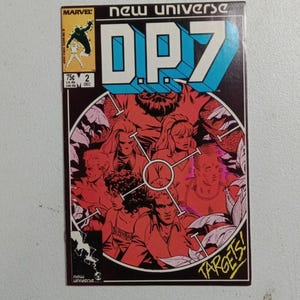 Puede incluir: Un cómic de Marvel New Universe D.P.7, número 2, fechado en diciembre. La portada presenta un gran título azul, un gráfico circular rojo que contiene ilustraciones de siete personajes y la palabra TARGETS! en letra amarilla en la parte inferior.