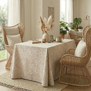 Puede incluir: Un juego de tres tazas de cerámica con acabado mate moteado. Las tazas son de color crema, gris claro y gris oscuro. Cada taza tiene un diseño simple y minimalista, ideal para café o té.