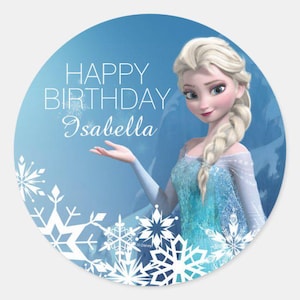 以下が含まれることがあります： 青い背景に、映画「アナと雪の女王」のキャラクター、エルサが描かれた丸いステッカー。「HAPPY BIRTHDAY Isabella」の文字が白で表示されています。下部には白い雪の結晶があり、ディズニーのロゴも表示されています。誕生日をテーマにしたデザイン。