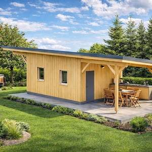 Puede incluir: Una estructura exterior de madera de color amarillo claro con un techo gris oscuro, que presenta una pequeña zona de cocina y una mesa de comedor con sillas. Una bañera de hidromasaje de madera se encuentra en el fondo, rodeada de hierba verde y árboles.