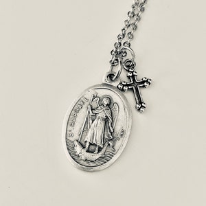 Collar de San Rafael Arcángel, santo patrono de los trabajadores médicos y enfermeras.