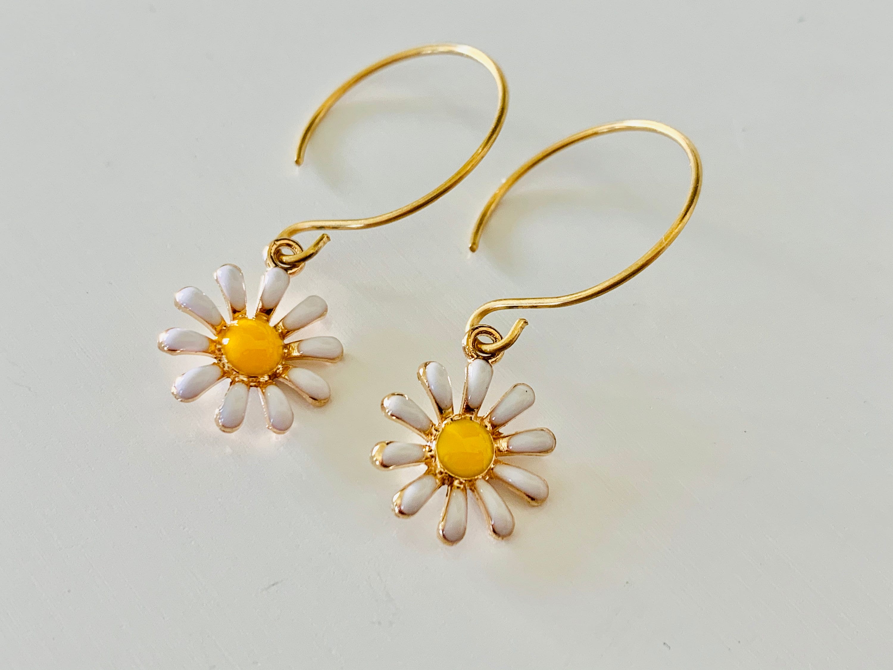 人気【VINTAGE HOLLYWOOD】Mini Daisy Post Earring (Yellow) Daisy Earrings, Little White Yellow Daisy Dangles, Vintage