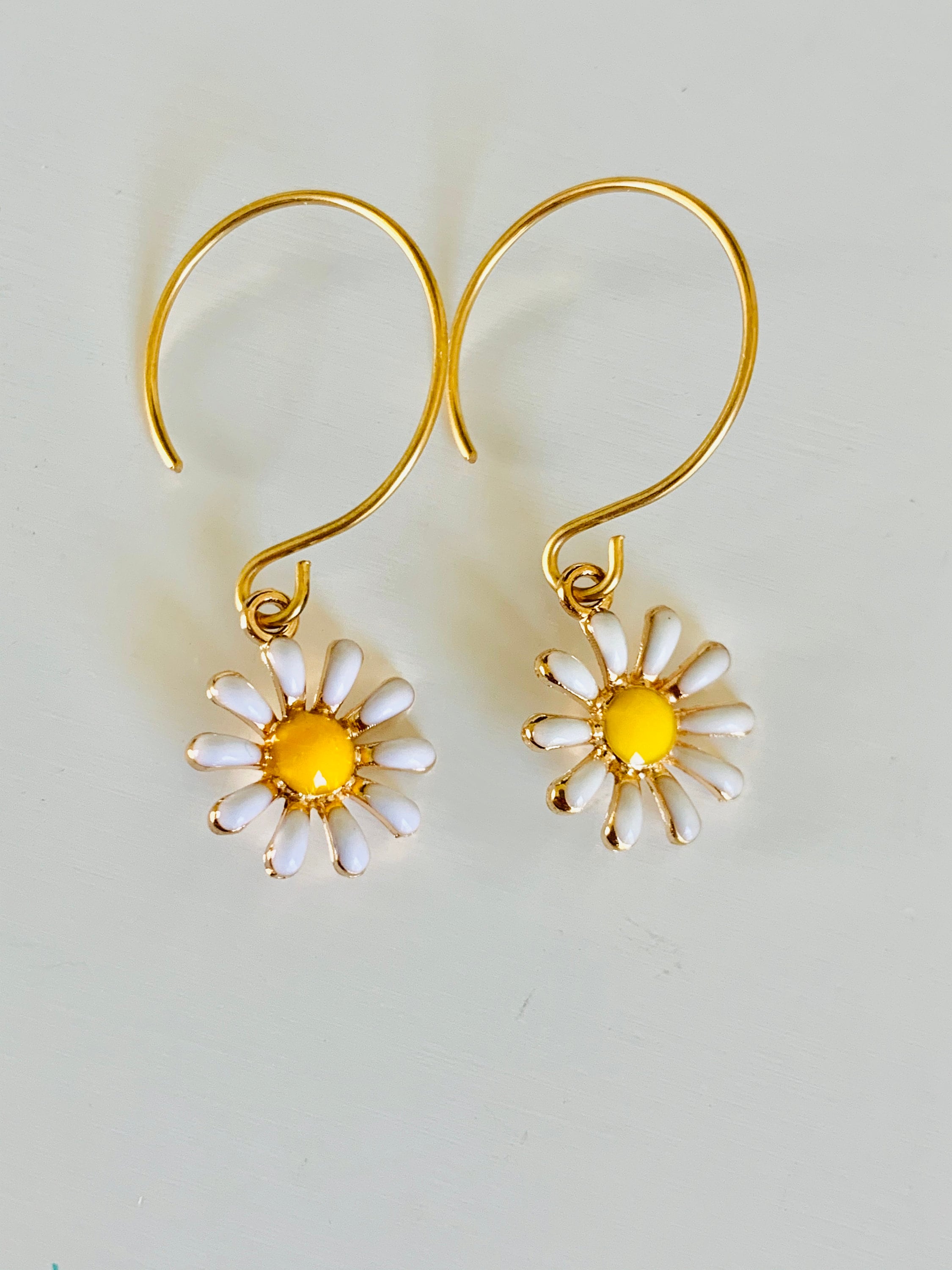 人気【VINTAGE HOLLYWOOD】Mini Daisy Post Earring (Yellow) Daisy Earrings, Little White Yellow Daisy Dangles, Vintage