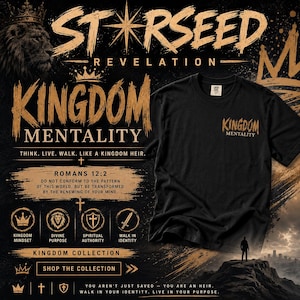 Könnte beinhalten: Ein schwarzes T-Shirt mit dem goldenen Schriftzug Kingdom Mentality auf der Brust. Der Hintergrund zeigt den Text Starseed Revelation, Romans 12:2 sowie verschiedene Symbole wie einen Löwen, Kronen, ein Schild und ein Schwert in Gold.