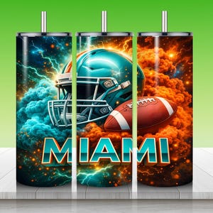 Puede incluir: Tres vasos de acero inoxidable con el tema de los Miami Dolphins. Cada vaso presenta un casco de f&uacute;tbol turquesa y un bal&oacute;n contra un fondo de nubes y rel&aacute;mpagos naranjas y azules. La palabra "MIAMI" se muestra en turquesa y naranja.