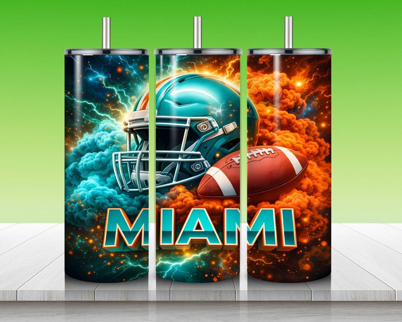 Puede incluir: Tres vasos de acero inoxidable con el tema de los Miami Dolphins. Cada vaso presenta un casco de f&uacute;tbol turquesa y un bal&oacute;n contra un fondo de nubes y rel&aacute;mpagos naranjas y azules. La palabra "MIAMI" se muestra en turquesa y naranja.