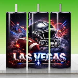 Puede incluir: Tres vasos de acero inoxidable con tem&aacute;tica de Las Vegas. Cada vaso presenta un casco de f&uacute;tbol americano, un bal&oacute;n de f&uacute;tbol y el horizonte de Las Vegas. Las palabras "LAS VEGAS" se muestran en letras de ne&oacute;n.