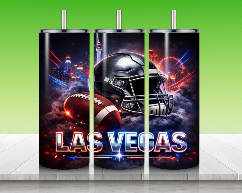 Puede incluir: Tres vasos de acero inoxidable con tem&aacute;tica de Las Vegas. Cada vaso presenta un casco de f&uacute;tbol americano, un bal&oacute;n de f&uacute;tbol y el horizonte de Las Vegas. Las palabras "LAS VEGAS" se muestran en letras de ne&oacute;n.