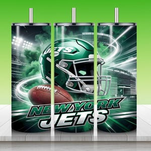 Puede incluir: Juego de tres vasos de acero inoxidable con dise&ntilde;o verde y blanco. Presentan un casco de f&uacute;tbol, un bal&oacute;n y las palabras "New York Jets". El dise&ntilde;o tiene un fondo de estadio.