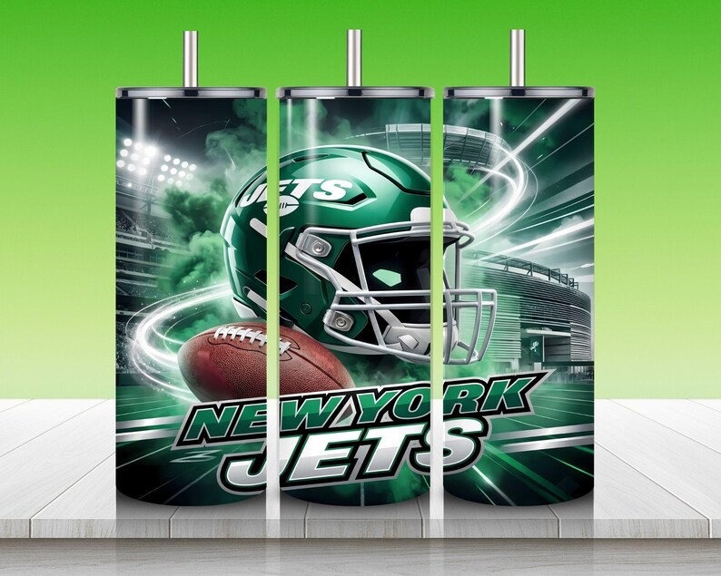Puede incluir: Juego de tres vasos de acero inoxidable con dise&ntilde;o verde y blanco. Presentan un casco de f&uacute;tbol, un bal&oacute;n y las palabras "New York Jets". El dise&ntilde;o tiene un fondo de estadio.