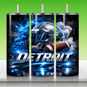 Puede incluir: Un vaso negro con un casco de f&uacute;tbol americano y un bal&oacute;n de f&uacute;tbol con un dise&ntilde;o de rel&aacute;mpagos y humo azules y blancos. La palabra "DETROIT" se muestra en plata y azul. El vaso tiene una tapa y una pajita plateadas.