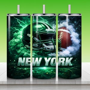 Puede incluir: Tres vasos de acero inoxidable con tem&aacute;tica de f&uacute;tbol. El dise&ntilde;o presenta un casco de f&uacute;tbol verde, un bal&oacute;n de f&uacute;tbol rojo y blanco y las palabras "NEW YORK" en blanco. El fondo tiene un dise&ntilde;o de rel&aacute;mpagos y nubes verdes y negras.