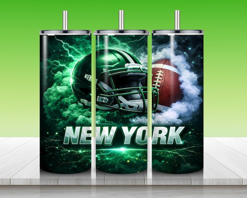 Puede incluir: Tres vasos de acero inoxidable con tem&aacute;tica de f&uacute;tbol. El dise&ntilde;o presenta un casco de f&uacute;tbol verde, un bal&oacute;n de f&uacute;tbol rojo y blanco y las palabras "NEW YORK" en blanco. El fondo tiene un dise&ntilde;o de rel&aacute;mpagos y nubes verdes y negras.