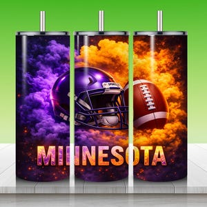 Puede incluir: Tres vasos de acero inoxidable con tem&aacute;tica de f&uacute;tbol. Cada vaso presenta un casco de f&uacute;tbol morado y un bal&oacute;n de f&uacute;tbol marr&oacute;n sobre un fondo de nubes moradas y naranjas. La palabra "MINNESOTA" se muestra en letras doradas.