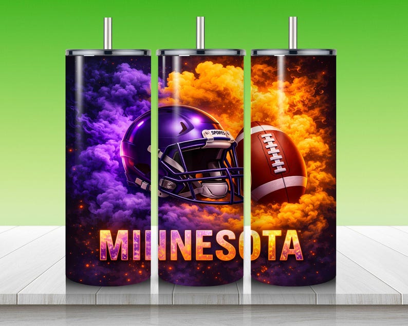 Puede incluir: Tres vasos de acero inoxidable con tem&aacute;tica de f&uacute;tbol. Cada vaso presenta un casco de f&uacute;tbol morado y un bal&oacute;n de f&uacute;tbol marr&oacute;n sobre un fondo de nubes moradas y naranjas. La palabra "MINNESOTA" se muestra en letras doradas.