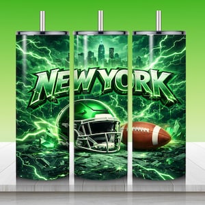 Puede incluir: Un vaso verde y negro con el texto "NEW YORK". El dise&ntilde;o incluye un casco de f&uacute;tbol americano, un bal&oacute;n de f&uacute;tbol y un paisaje urbano, todo sobre un fondo de rel&aacute;mpagos verdes. El vaso tiene una tapa plateada.