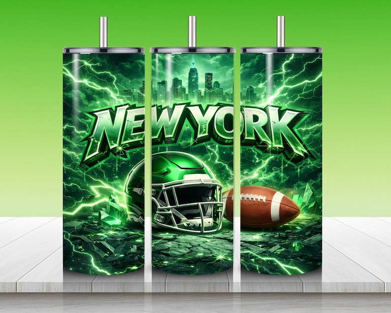 Puede incluir: Un vaso verde y negro con el texto "NEW YORK". El dise&ntilde;o incluye un casco de f&uacute;tbol americano, un bal&oacute;n de f&uacute;tbol y un paisaje urbano, todo sobre un fondo de rel&aacute;mpagos verdes. El vaso tiene una tapa plateada.