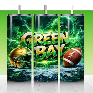 Puede incluir: Tres vasos de acero inoxidable con un dise&ntilde;o verde y dorado. El dise&ntilde;o presenta las palabras "GREEN BAY", un casco de f&uacute;tbol dorado y un bal&oacute;n de f&uacute;tbol marr&oacute;n sobre un fondo de rel&aacute;mpagos verdes.