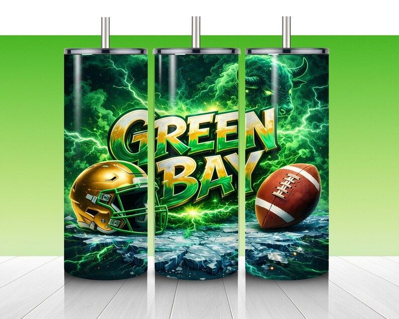 Puede incluir: Tres vasos de acero inoxidable con un dise&ntilde;o verde y dorado. El dise&ntilde;o presenta las palabras "GREEN BAY", un casco de f&uacute;tbol dorado y un bal&oacute;n de f&uacute;tbol marr&oacute;n sobre un fondo de rel&aacute;mpagos verdes.