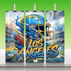 Puede incluir: Un vaso con un casco y un bal&oacute;n de f&uacute;tbol americano de los Los Angeles Chargers con detalles en azul y amarillo. Las palabras "Los Angeles" est&aacute;n en una fuente estilizada. El fondo muestra un estadio con luces.