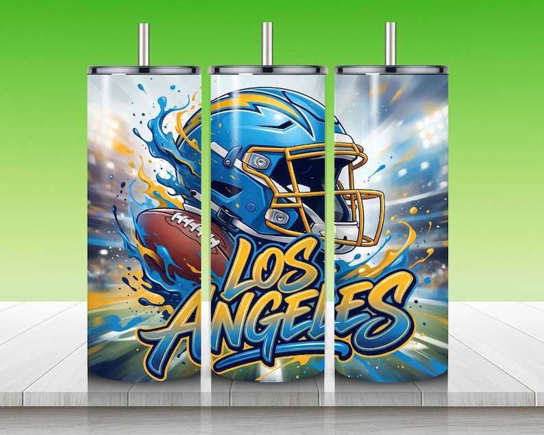 Puede incluir: Un vaso con un casco y un bal&oacute;n de f&uacute;tbol americano de los Los Angeles Chargers con detalles en azul y amarillo. Las palabras "Los Angeles" est&aacute;n en una fuente estilizada. El fondo muestra un estadio con luces.