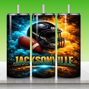 Puede incluir: Tres vasos de acero inoxidable con tem&aacute;tica de f&uacute;tbol americano. Cada vaso presenta un dise&ntilde;o con un bal&oacute;n de f&uacute;tbol, un casco y la palabra "Jacksonville" en verde y dorado. El fondo muestra un cielo dram&aacute;tico con nubes azules y naranjas.