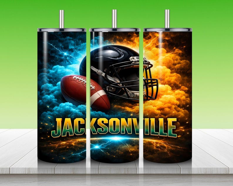 Puede incluir: Tres vasos de acero inoxidable con tem&aacute;tica de f&uacute;tbol americano. Cada vaso presenta un dise&ntilde;o con un bal&oacute;n de f&uacute;tbol, un casco y la palabra "Jacksonville" en verde y dorado. El fondo muestra un cielo dram&aacute;tico con nubes azules y naranjas.