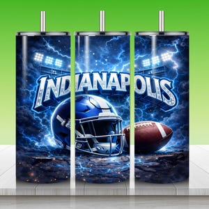 Puede incluir: Un vaso de acero inoxidable con un dise&ntilde;o azul y blanco. El dise&ntilde;o incluye la palabra "Indianapolis", un casco de f&uacute;tbol americano, un bal&oacute;n de f&uacute;tbol y rayos, con focos de estadio en el fondo.