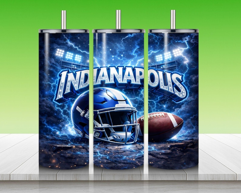 Puede incluir: Un vaso de acero inoxidable con un dise&ntilde;o azul y blanco. El dise&ntilde;o incluye la palabra "Indianapolis", un casco de f&uacute;tbol americano, un bal&oacute;n de f&uacute;tbol y rayos, con focos de estadio en el fondo.
