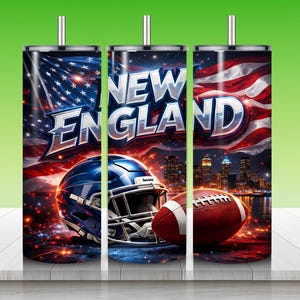 Puede incluir: Tres vasos de acero inoxidable con tem&aacute;tica de Nueva Inglaterra. Cada vaso presenta un dise&ntilde;o con el texto "NEW ENGLAND", un casco de f&uacute;tbol, un bal&oacute;n de f&uacute;tbol y una bandera estadounidense. El fondo incluye un horizonte de la ciudad.