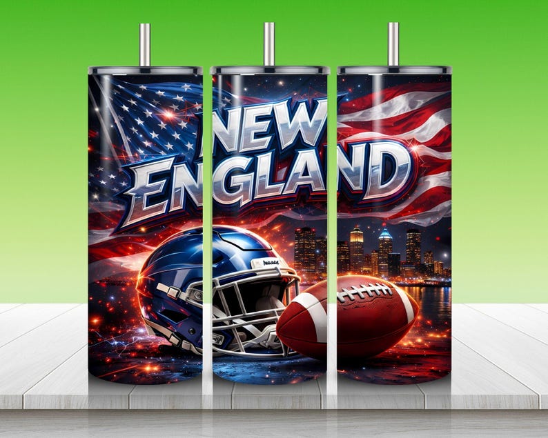 Puede incluir: Tres vasos de acero inoxidable con tem&aacute;tica de Nueva Inglaterra. Cada vaso presenta un dise&ntilde;o con el texto "NEW ENGLAND", un casco de f&uacute;tbol, un bal&oacute;n de f&uacute;tbol y una bandera estadounidense. El fondo incluye un horizonte de la ciudad.