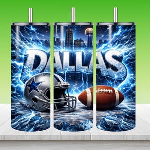 Puede incluir: Tres vasos de acero inoxidable con el tema de los Dallas Cowboys. Cada vaso presenta la palabra "DALLAS", un casco de f&uacute;tbol americano y un bal&oacute;n contra un fondo azul de rel&aacute;mpagos.