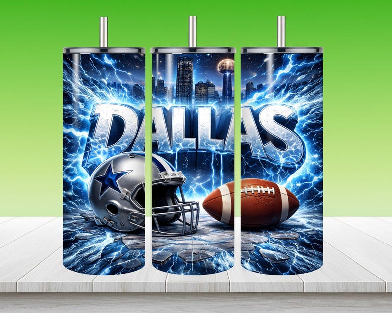 Puede incluir: Tres vasos de acero inoxidable con el tema de los Dallas Cowboys. Cada vaso presenta la palabra "DALLAS", un casco de f&uacute;tbol americano y un bal&oacute;n contra un fondo azul de rel&aacute;mpagos.