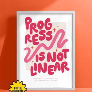 Könnte beinhalten: Ein gerahmter Kunstdruck mit dem Text PROGRESS IS NOT LINEAR in fetten, pinken Buchstaben, einer pinken Wellenlinie und kleinen orangefarbenen Sternen. Darunter steht TURN EVERY JOURNEY INTO A STORY WORTH TELLING. Ein gelbes sternförmiges Abzeichen zeigt DIGITAL DOWNLOAD.