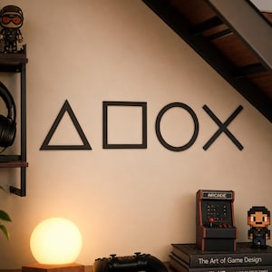 Conjunto de 4 peças de metal com botões PS para decoração de parede, ideal para salas de jogos e streaming. Perfeito para fãs de videogames. Inclui quatro placas de metal minimalistas em formato de jogos e um design moderno e elegante.